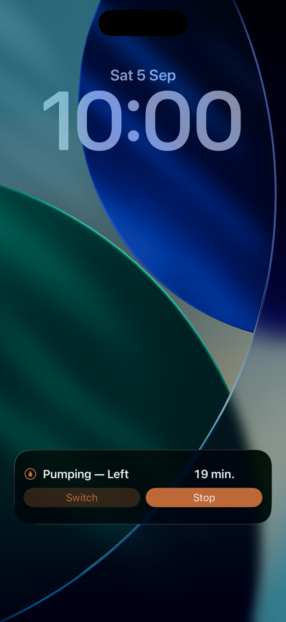 Lock screen Live Activity: Pumping β Left, with Switch and Stop buttons